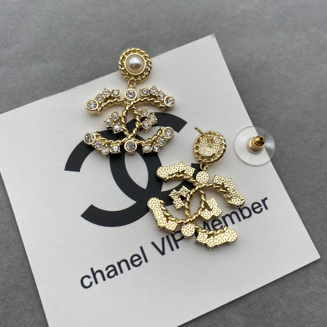 Gold pearl earrings