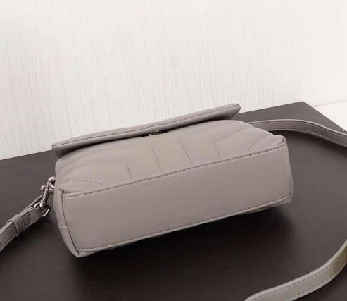 Handbag in gray /silver color