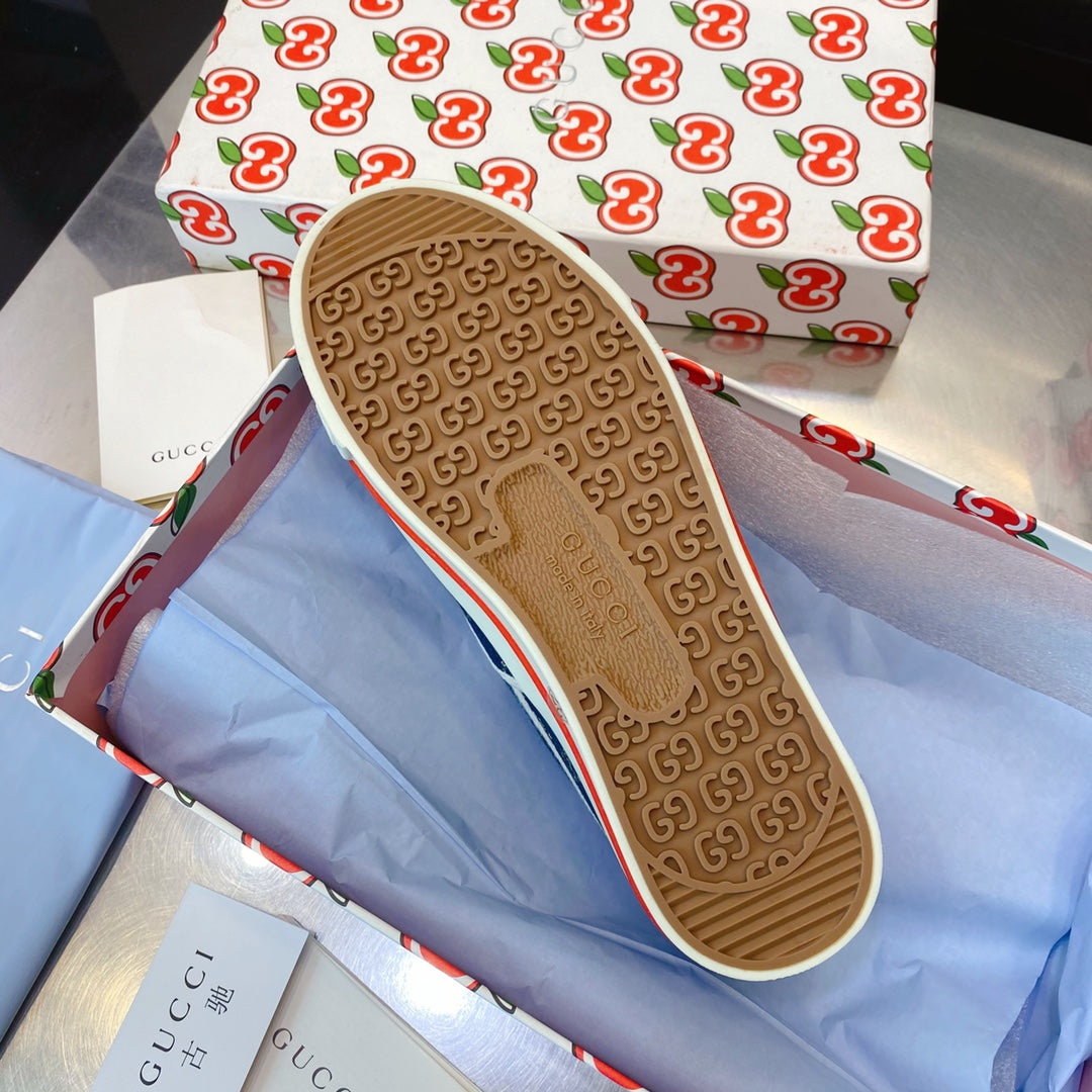 G u c c I baja slip on