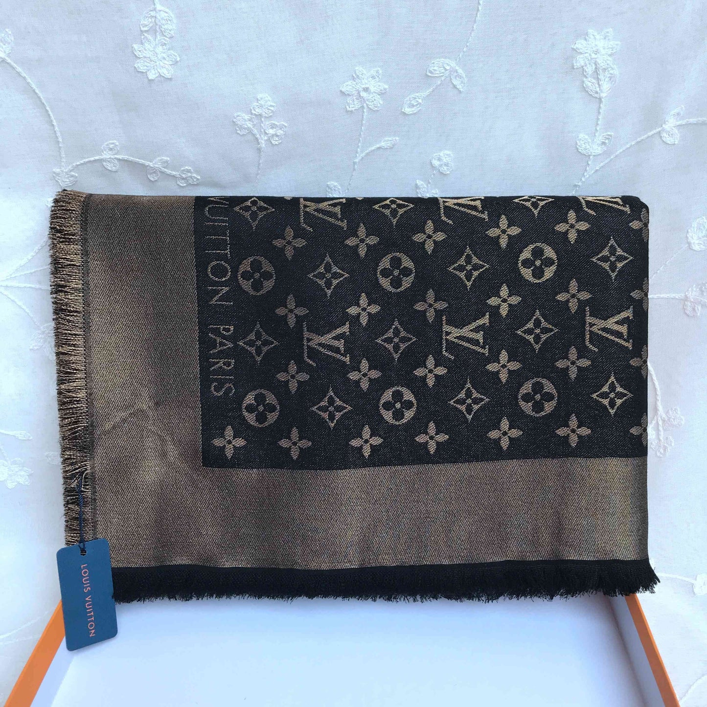 Lv scarf