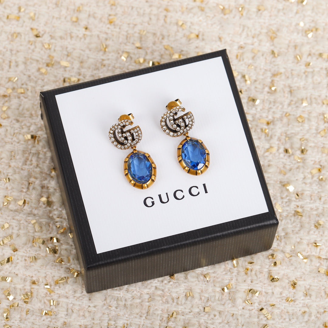 Delicate and compact earrings