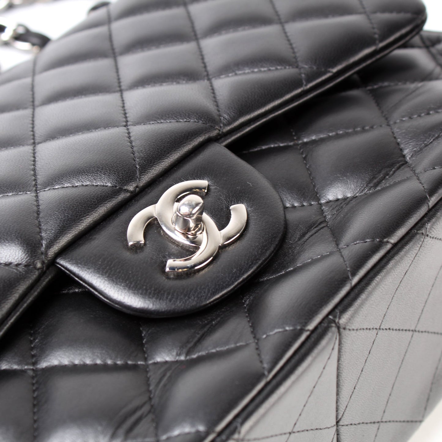 Classic Flap Jumbo Lambskin 14-16M