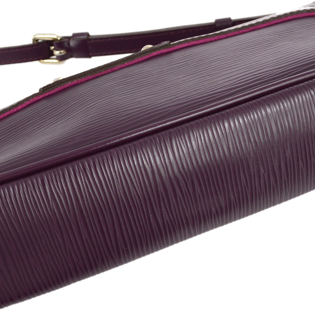 Louis Vuitton 2010 Purple Epi Pochette Montaigne Handbag M5929K