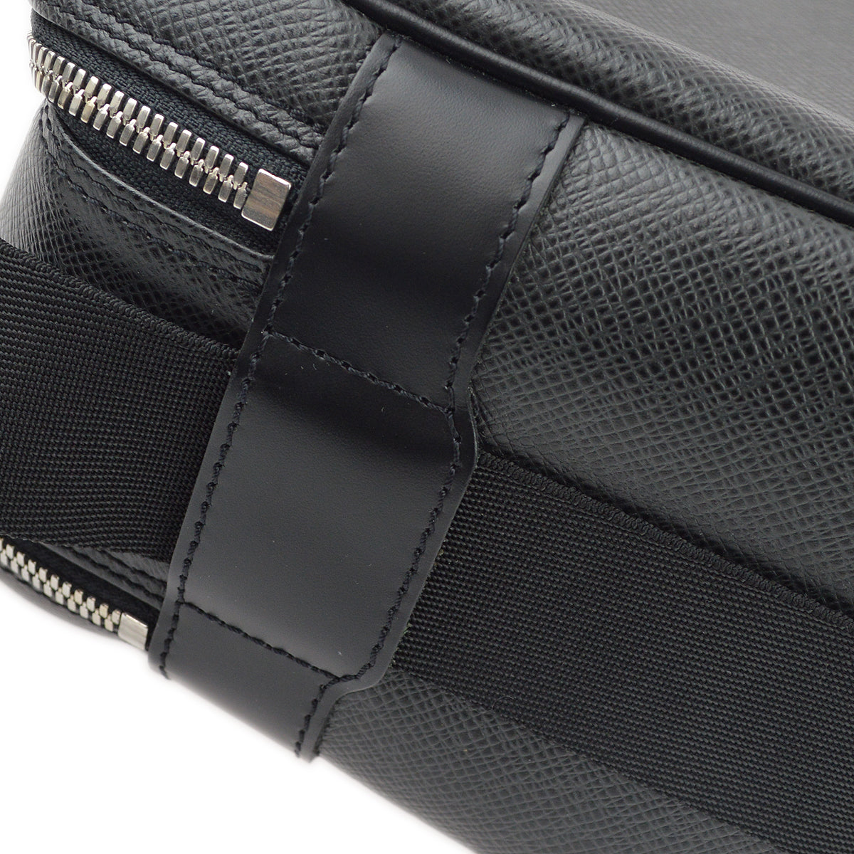 Louis Vuitton 2002 Black Taiga Reporter PM Shoulder Bag M30152