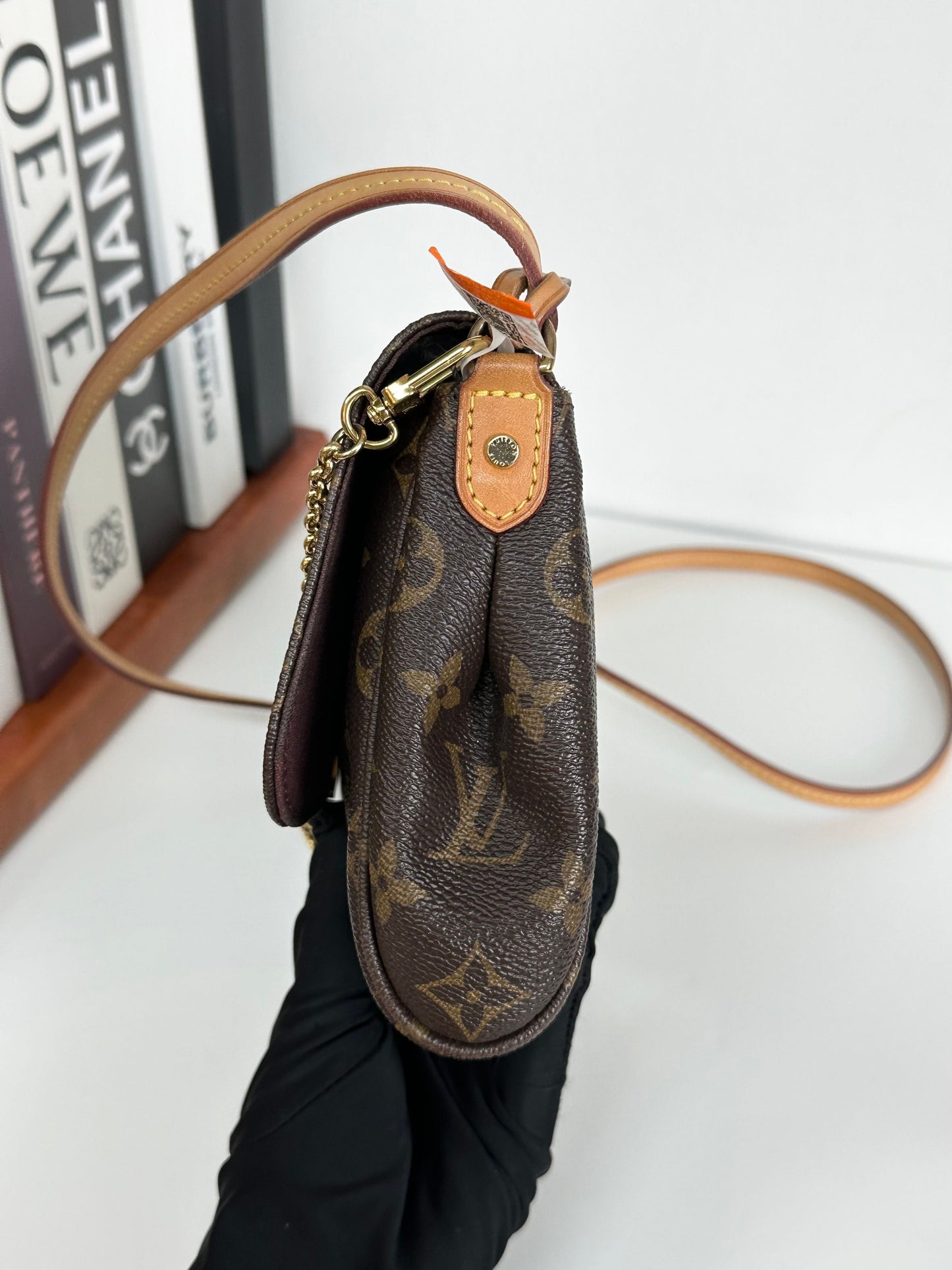 Favorite leather crossbody bag Louis Vuitton Brown in Leather #1YIEE 30D6FD15-2F01-47F7-80E1-92D1D73FC152