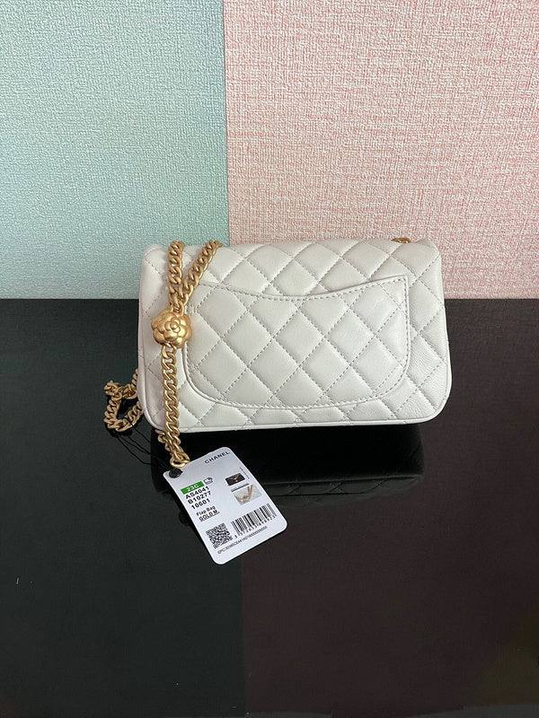 Chanel Luxury Handbag Style 70