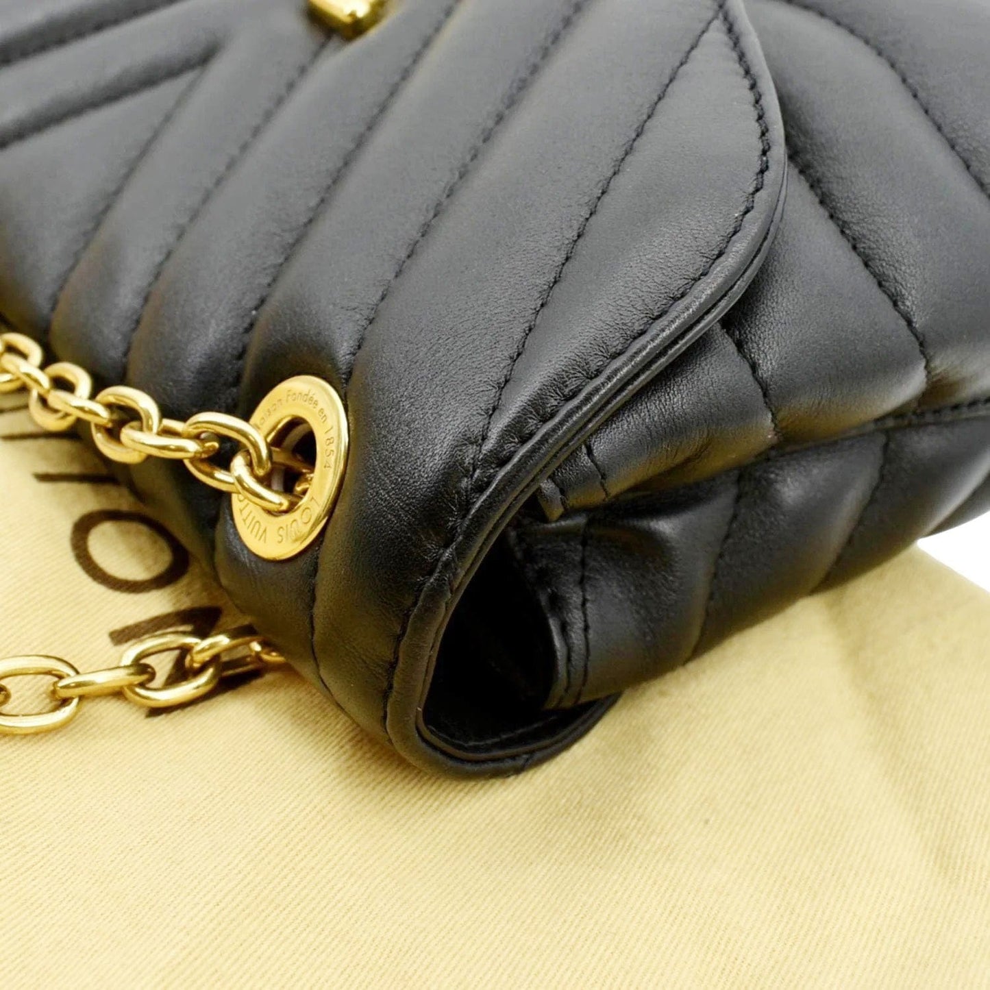 LOUIS VUITTON New Wave Chain Leather Crossbody Bag Black