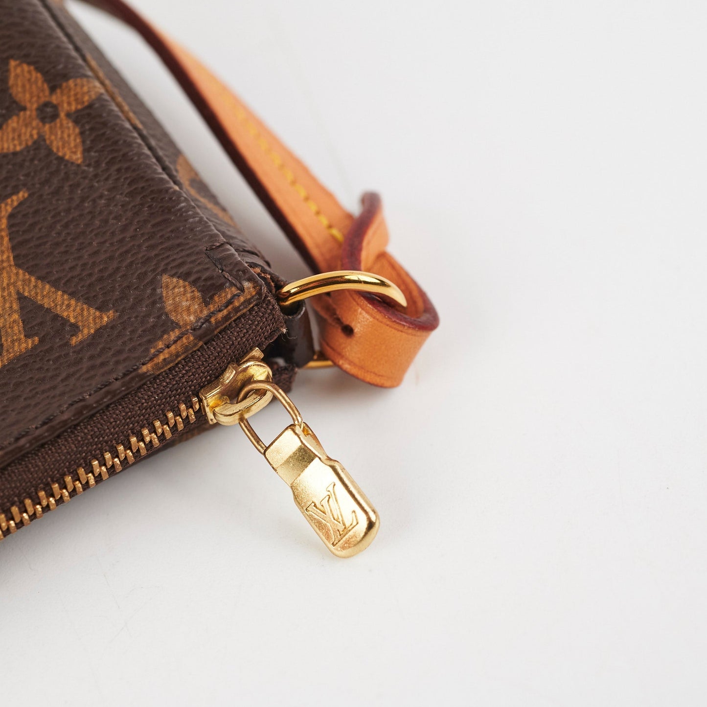 HOLD RT ITEM 27 - Louis Vuitton Pochette Accessoires Monogram - Microchipped