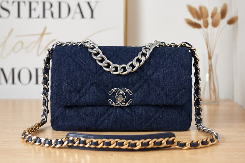 Chanel Luxury Handbag Style 462