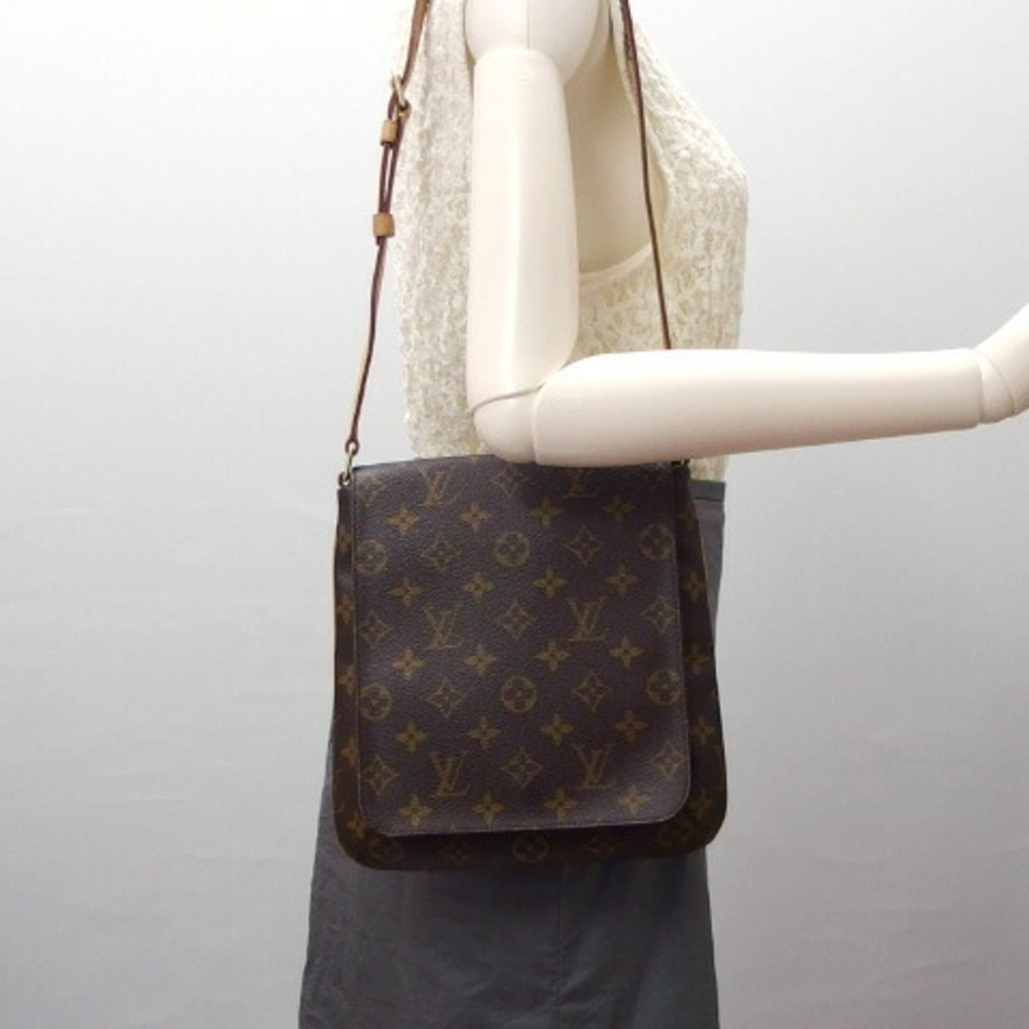 Louis Vuitton    Shoulder Bag
