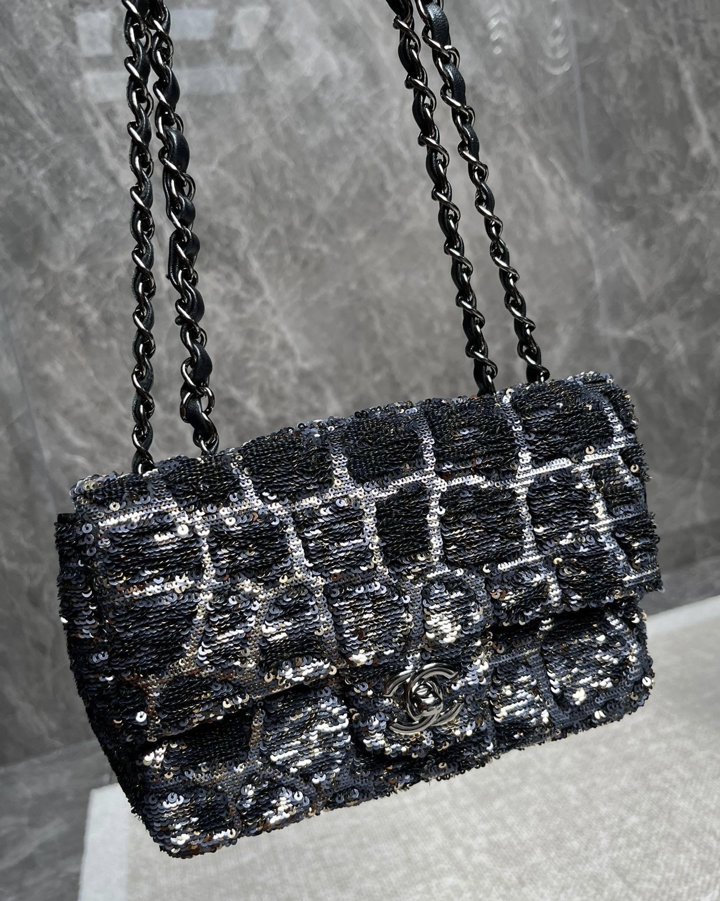 Chanel Luxury Leather Handbag Style 8
