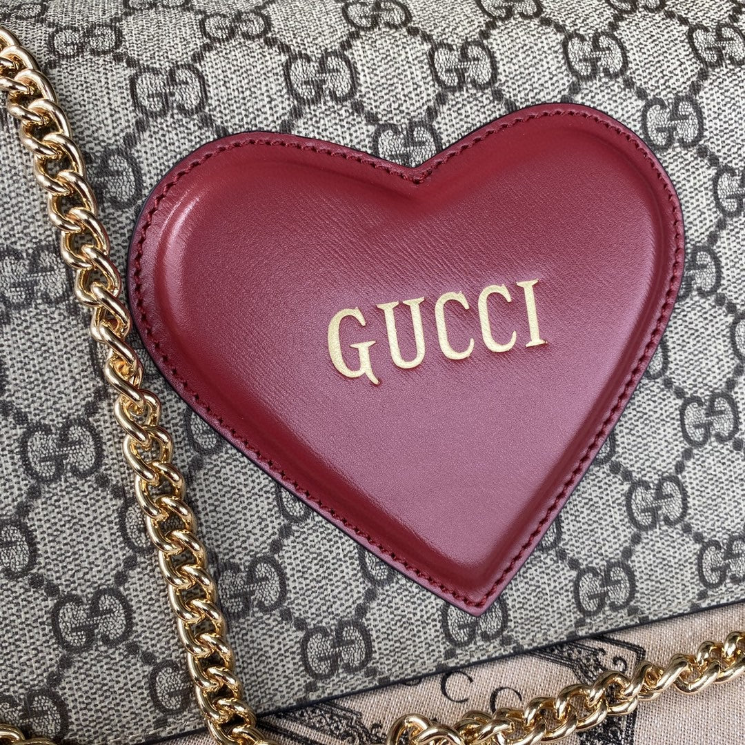 G U c c I heart