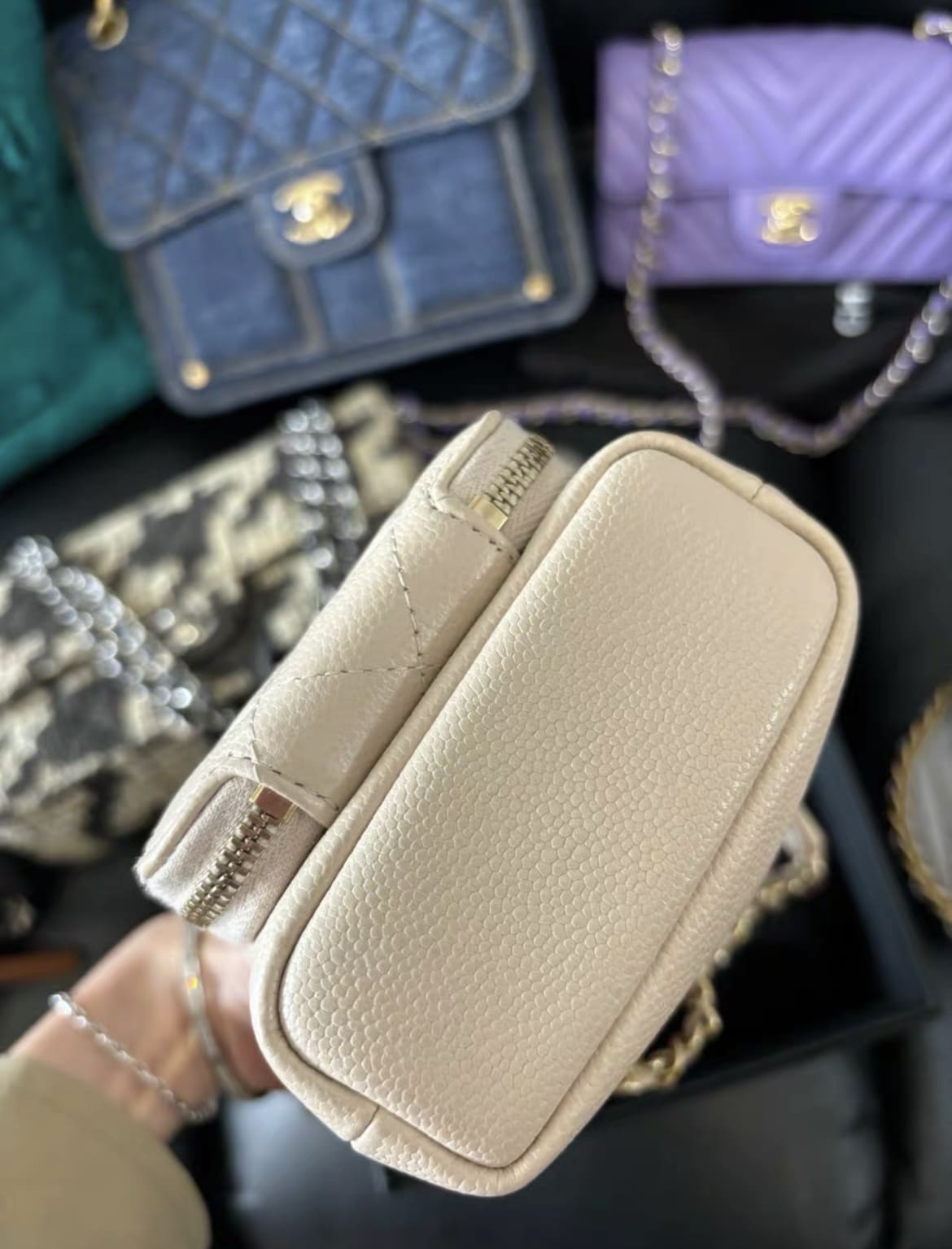 Chanel Chanel 22 Leather Shoulder Bag Style 4