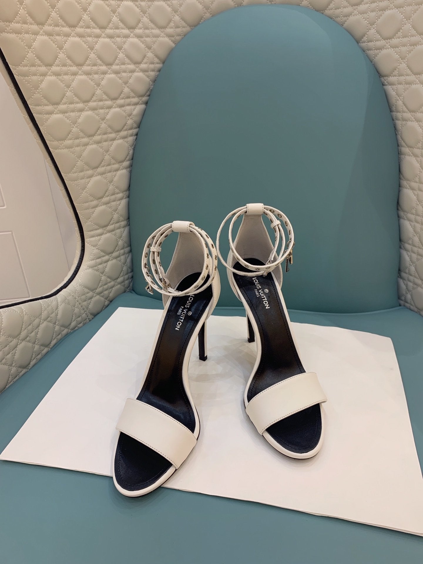 Lv b/w heels