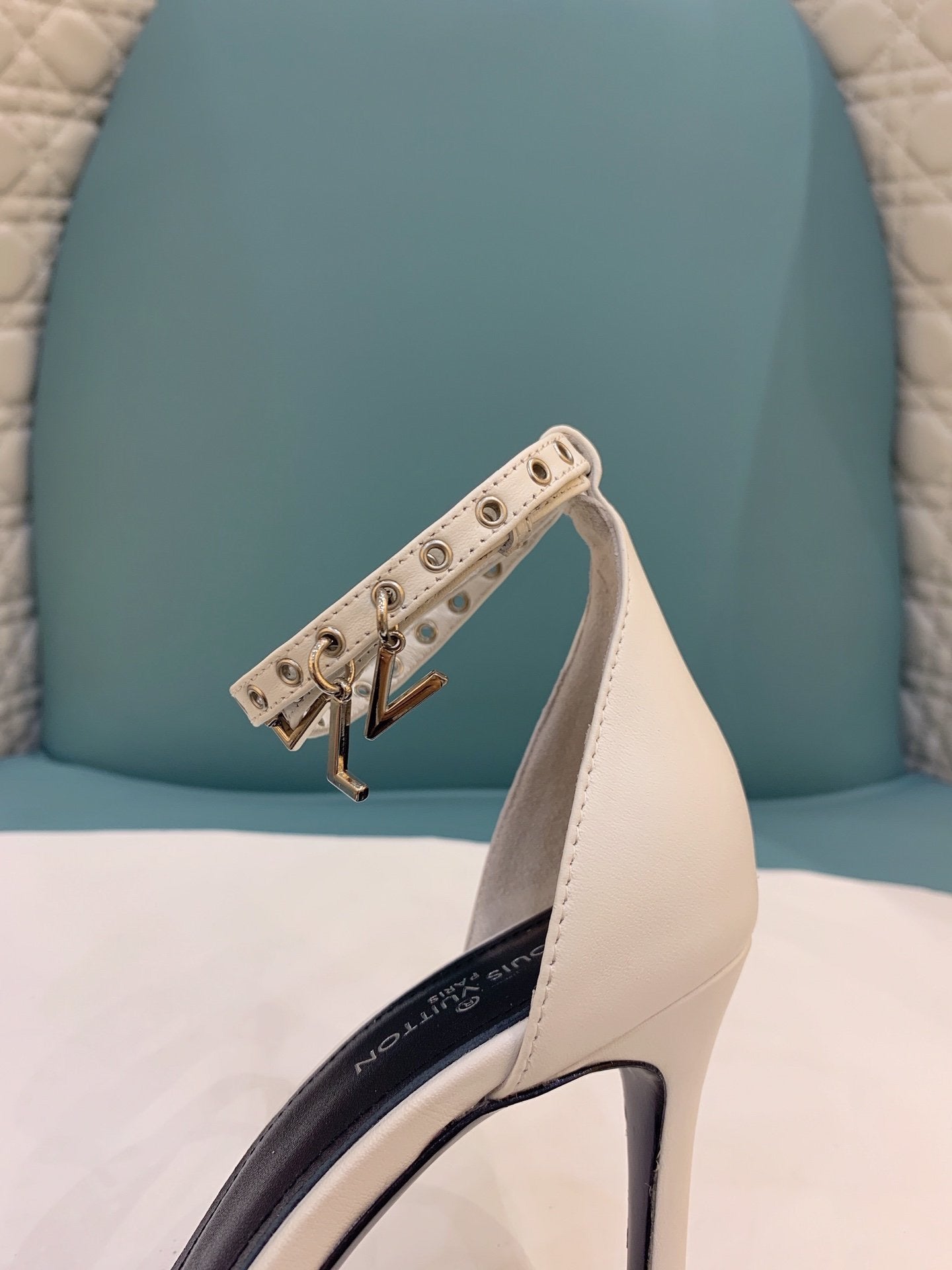 Lv b/w heels