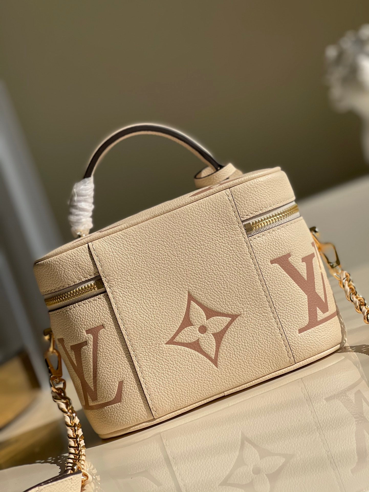 Lv vanity 19 x 13 x 11cm 2colors