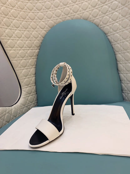 Lv b/w heels