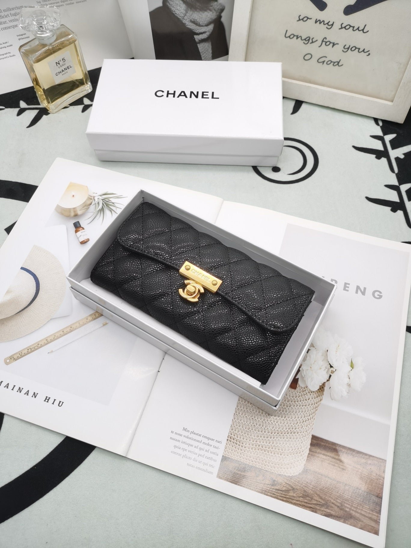Classic handbag with metal lock 19cm