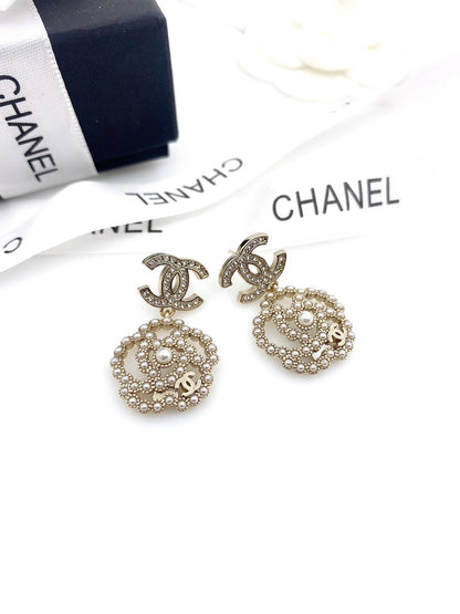 G u c c I brooch bee