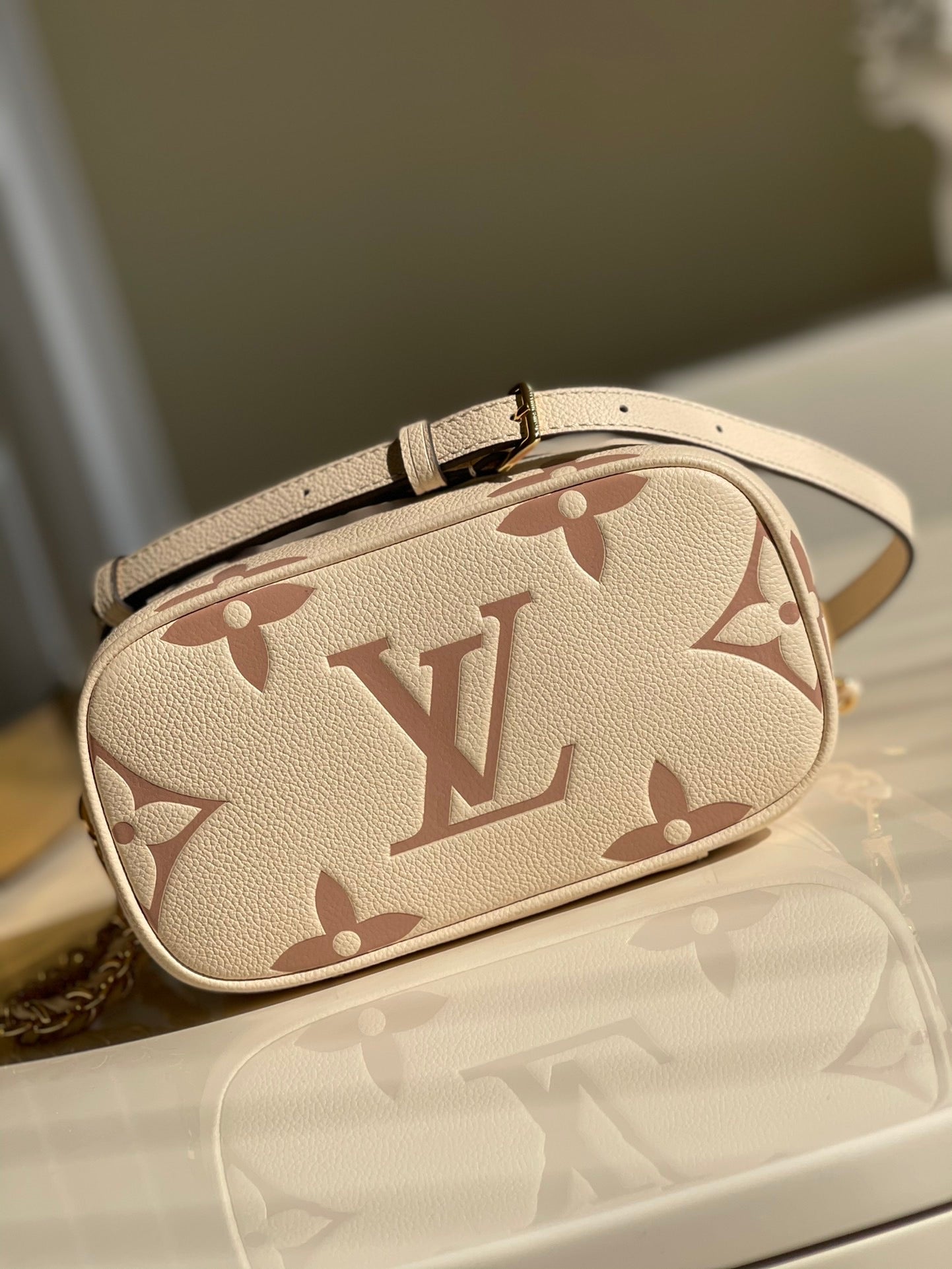 Lv vanity 19 x 13 x 11cm 2colors