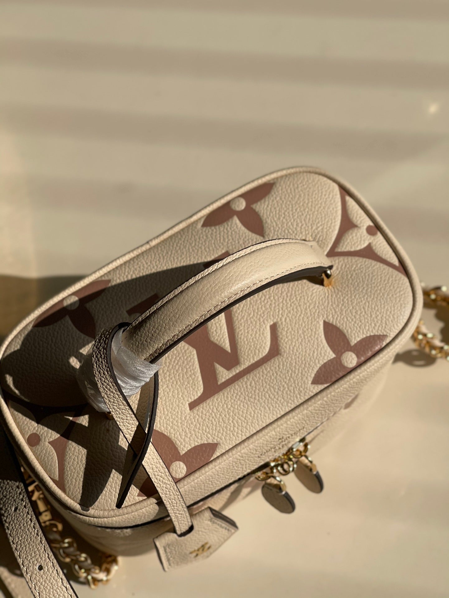 Lv vanity 19 x 13 x 11cm 2colors