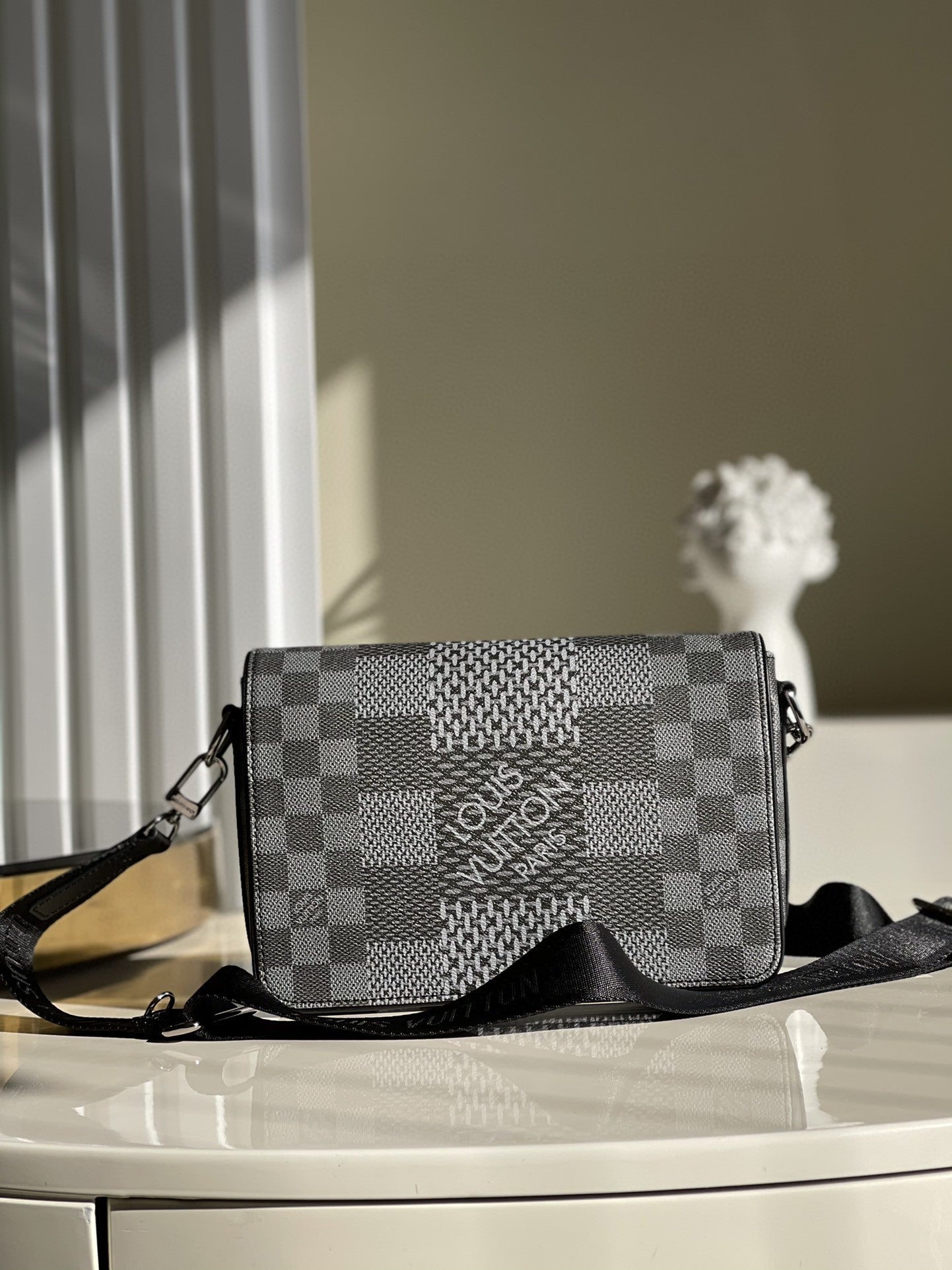 Lv pouch 23.5*14*5CM