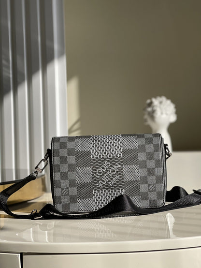 Lv pouch 23.5*14*5CM