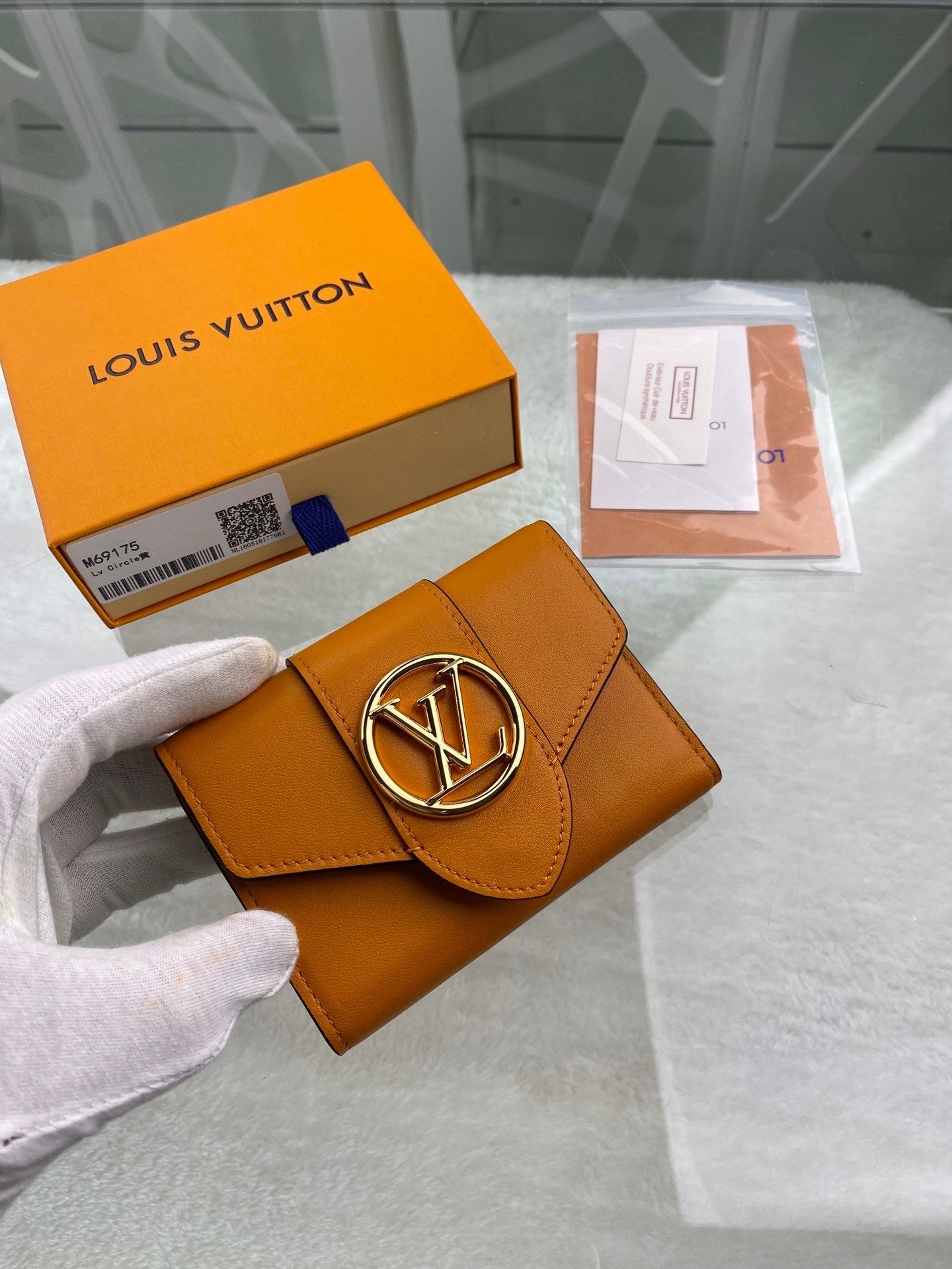 Lv wallet circle