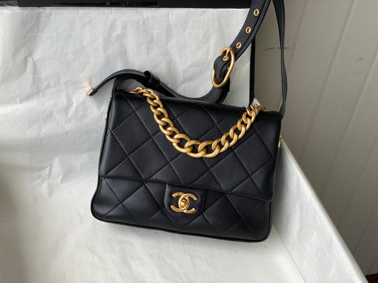 C h a n e l black 𝐒𝐢𝐳𝐞:𝟐𝟒/𝟔.𝟓/𝟏𝟖𝐜𝐦