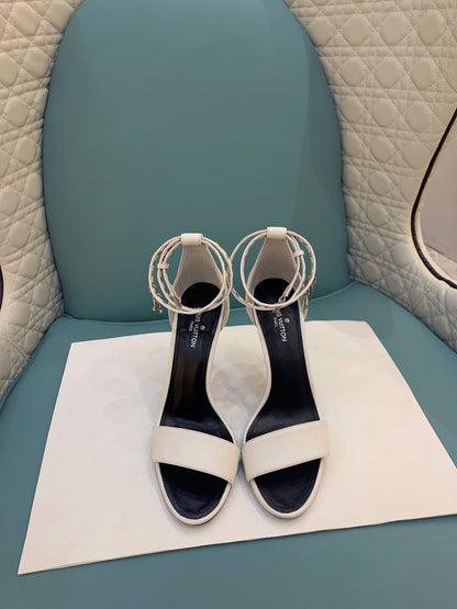 Lv b/w heels