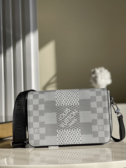 Lv pouch 23.5*14*5CM