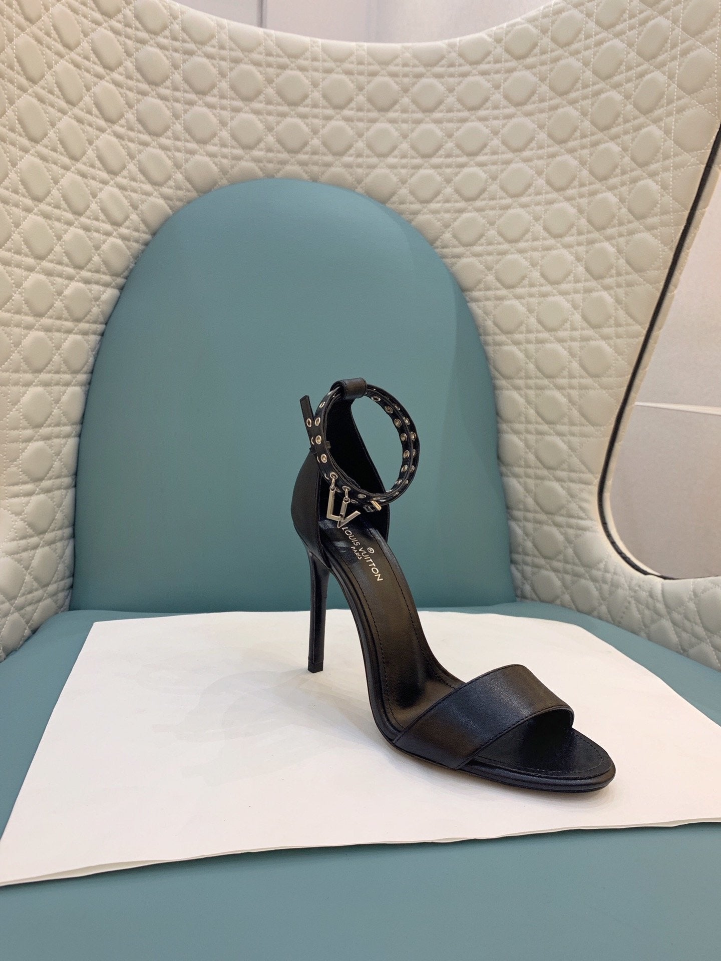 Lv b/w heels