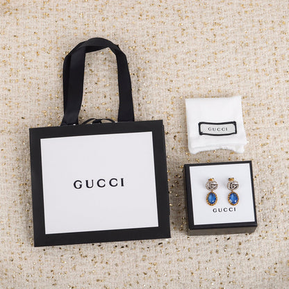 Delicate and compact earrings